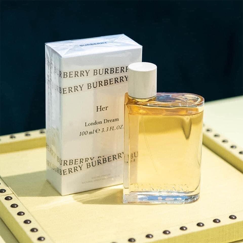 Thiết kế chai Burberry Her London Dream EDP – Chai thủy tinh trong suốt với nắp lệch đặc trưng đầy tinh tế